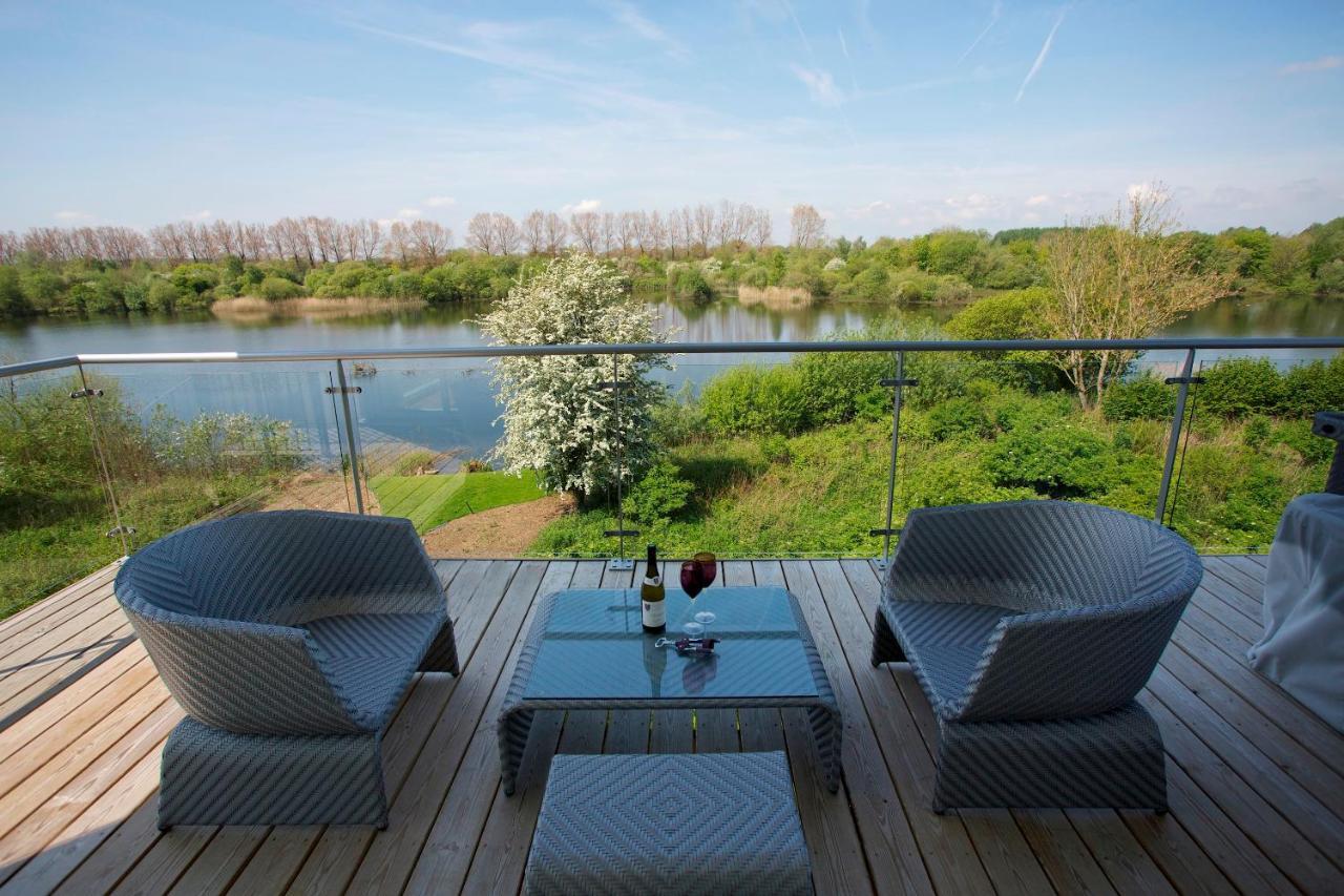 Lakeside Property With Access Into Spa On A Nature Reserve Bauhinia House Hm73 Somerford Keynes ภายนอก รูปภาพ