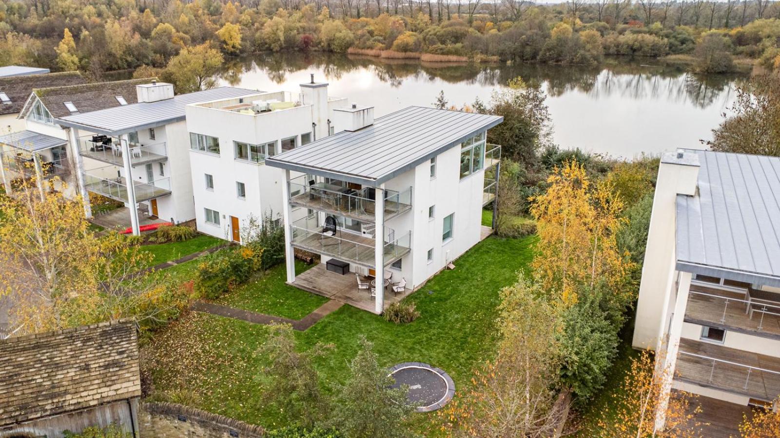 Lakeside Property With Access Into Spa On A Nature Reserve Bauhinia House Hm73 Somerford Keynes ภายนอก รูปภาพ